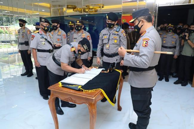 Komjen Pol Agus Andrianto Pimpin Upacara Sertijab 5 Pejabat Utama Baharkam Polri