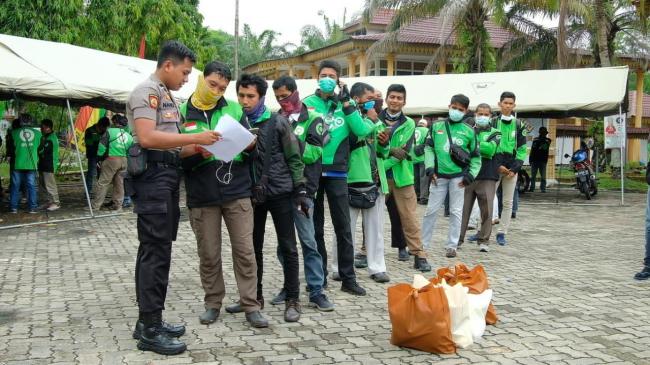 Polda Riau Bantu Masyarakat Terdampak Langsung Covid-1919