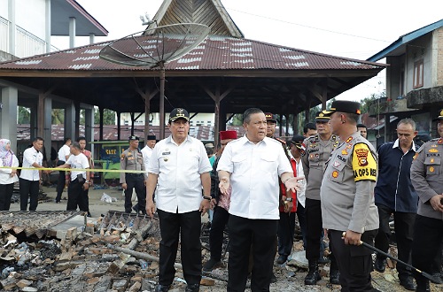 Bupati Sukiman Dampingi PJ Gubernur Riau Tinjau Kebakaran Pasar Langkitin