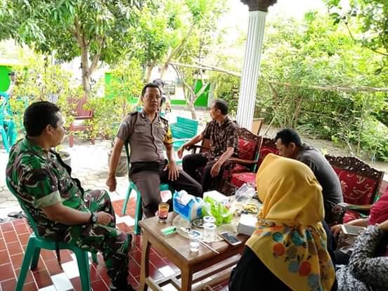 Bhabinkamtibmas Aipda Harry Wahono memantau acara pemilihan anggota BPD Desa Kutoharjo,Pati