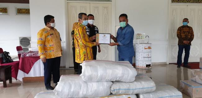 Bantuan Masker dari PT Musim Mas Diterima Langsung Oleh Gubernur Riau