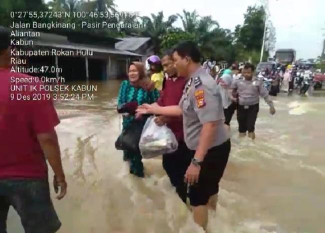 Personil Polri dari Polsek Kabun bantu korban luapan air Sungai Cawan dan Bomban