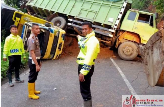 Akses Jalan Sumbar-Riau Lumpuh akibat Longsor, 3 Mobil Tertimbun hingga Terguling
