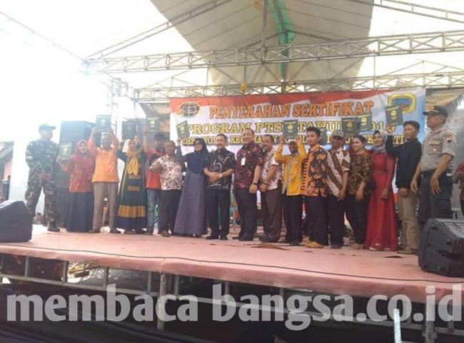 Bupati Pati membagikan Sertifikat (PTSL) secara simbolis kepada warga Desa Wotan,Sukolilo
