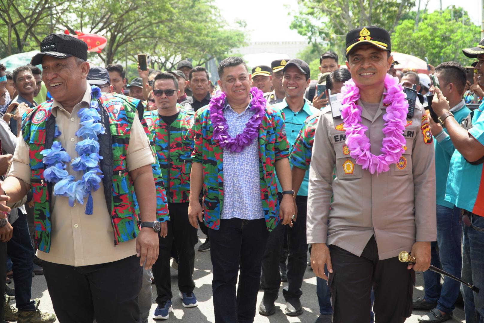 Momentum Perayaan May Day, Kapolres Rokan Hulu Serahkan Secara Simbolis Bibit Pohon F-SPTI_K-SPSI 