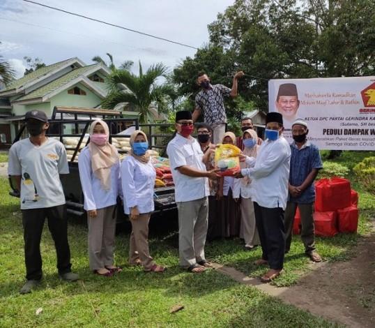 Ketua DPC Gerindra Siak Sutarno, S.H Membagikan Satu Ton Beras Kepada Masyarakat