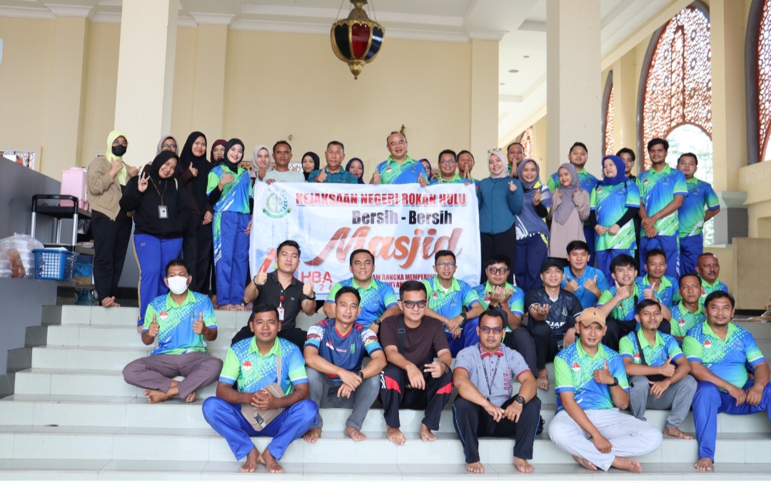 Jelang Hari Bhakti Adhyaksa Ke 64, Kejari Rohul Giat Bersih Bersih Masjid Islamic Center