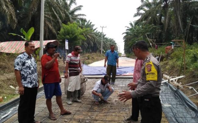Bhabinkamtibmas Desa Adi Jaya melaksanakan giat pengawasan dan pendampingan Dana Desa
