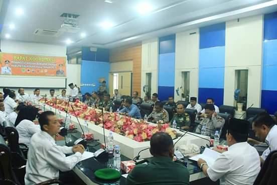 Bupati Rokan Hulu memimpin rapat koordinasi bersama BPBD terkait penanggulangan bencana