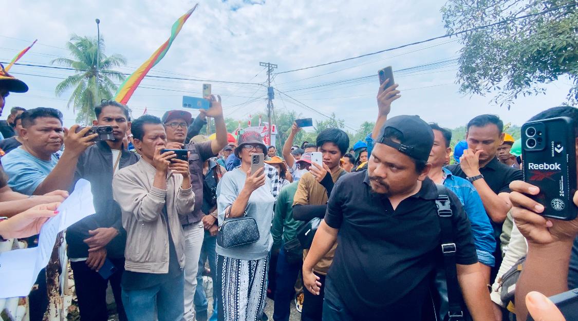 Warga Bangun Jaya Dan Karyawan PT MAN Sampaikan Aspirasi Di Depan Gedung DPRD Rokan Hulu