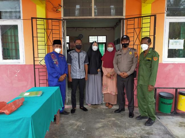 Pemerintahan Desa Permai Bagikan Masker Di Setiap Sekolah