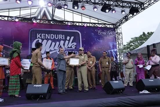 Gubernur Riau memberikan penghargaan Pesona Destinasi Favorit kepada Kabupaten/Kota di Riau