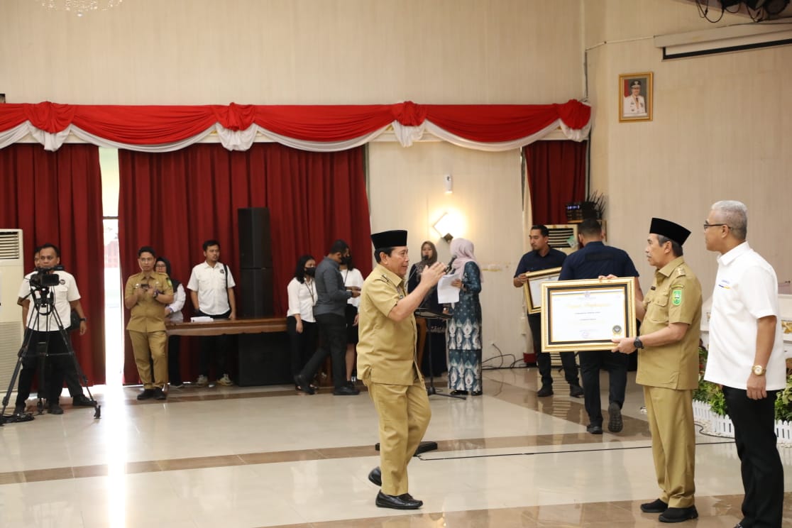 Terbaik II Dalam Penyaluran KUR dan Ultra Mikro, Bupati H. Sukiman Terima Penghargaan