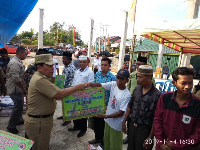 Bupati Rokan Hulu H Sukiman Serahkan Bantuan kepada korban bencana Angin Puting Beliung di Kecamatan