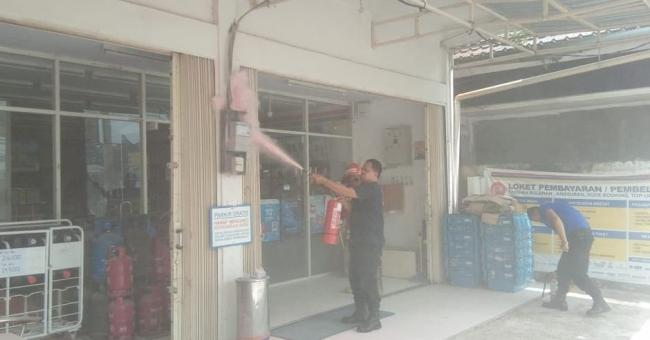 Korsleting Listrik Di Indomaret hampir terjadi kebakaran untung cepat di atasinya damkar