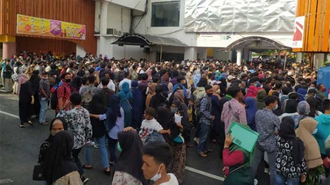 Sebanyak 8.000 Keping Blangko e-KTP di Disdukcapil Pekanbaru, Masyarakat Ramai Antri