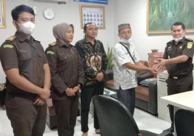 Kejari Rohil Setorkan Uang Pengembalian Tipikor Dana Desa Rp 411 Juta