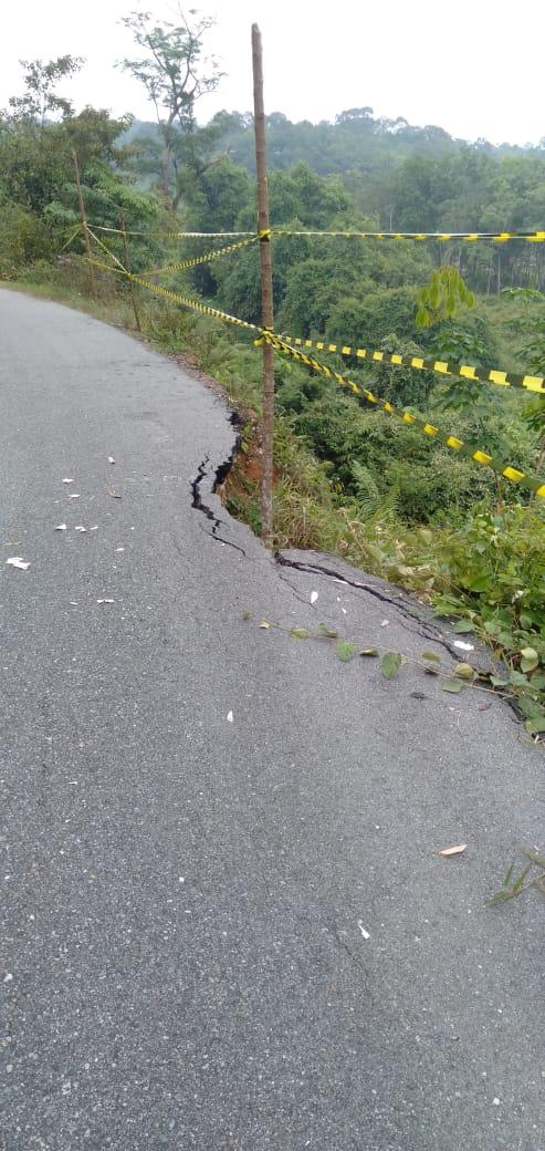 Jalan penghubung antara desa Ganting damai dengan desa pulau jambu, hampir amblas