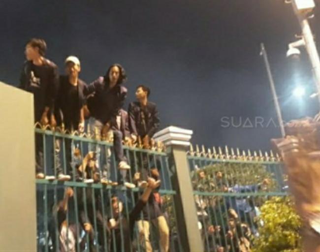 Mahasiswa; Anggota Dewan Banyak Duit, Jebol Pagar DPR RI