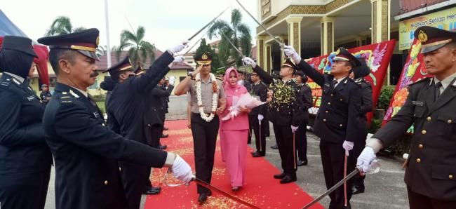 Suasana Haru Iringi Acara Tradisi Pelepasan AKBP Andri Ananta Saat Akan Tinggalkan Polres Kampar