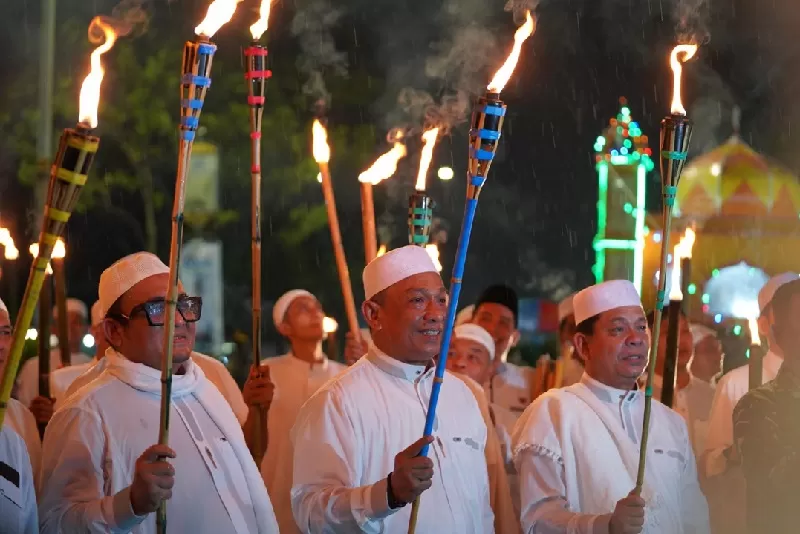 Dimulai Dengan Pawai Obor Takbiran Idul Fitri 1446 H di Rohul Tetap Meriah Walau Diguyur Hujan