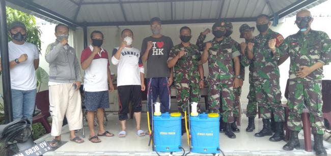 Koramil 05/Sail Lakukan Penyemprotan Disinfektan di Pemukiman Warga