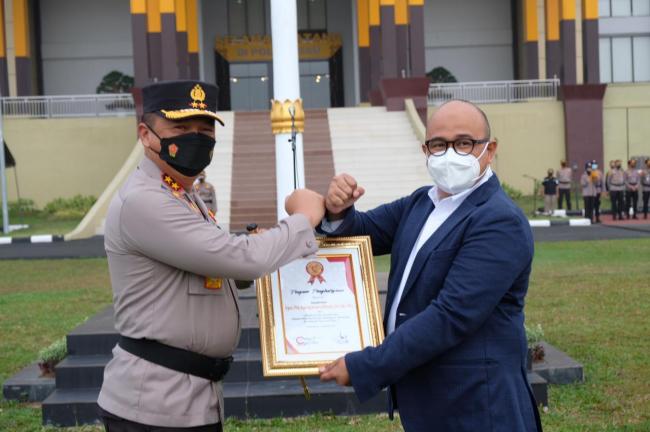 Dinilai Berhasil Berantas Narkoba, Kapolda Riau Menerima Penghargaan