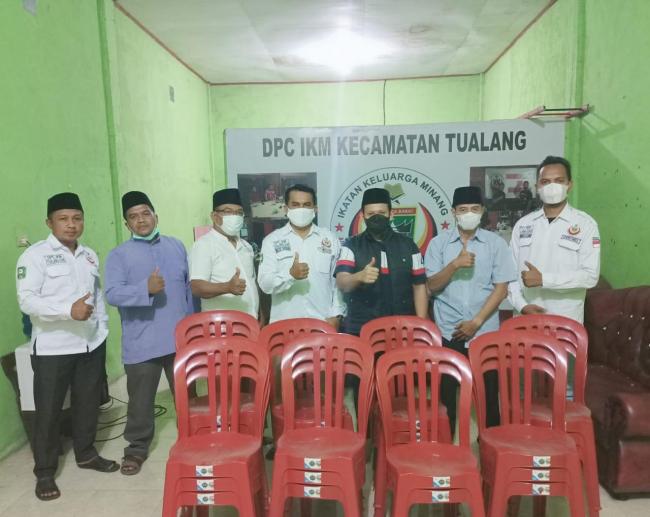 Wakil Ketua DPRD Siak Androy Serahkan Bantuan Kursi Ke DPC Ikatan Keluarga Minang Tualang
