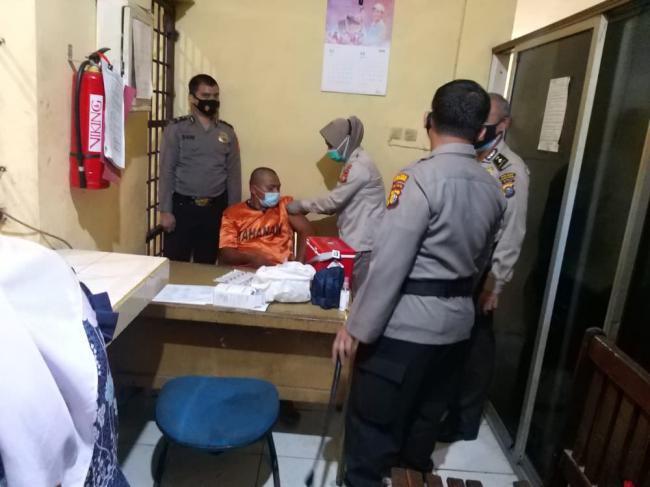 Kapolres Kuansing Mengawasi Vaksinasi covid 19 Terhadap Tahanan di Rutan Polres Kuansing