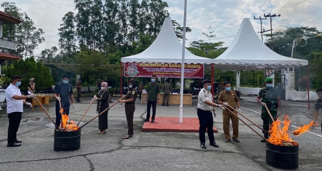 Kejari Rohul Musnahkan Barang Bukti Kasus Narkoba
