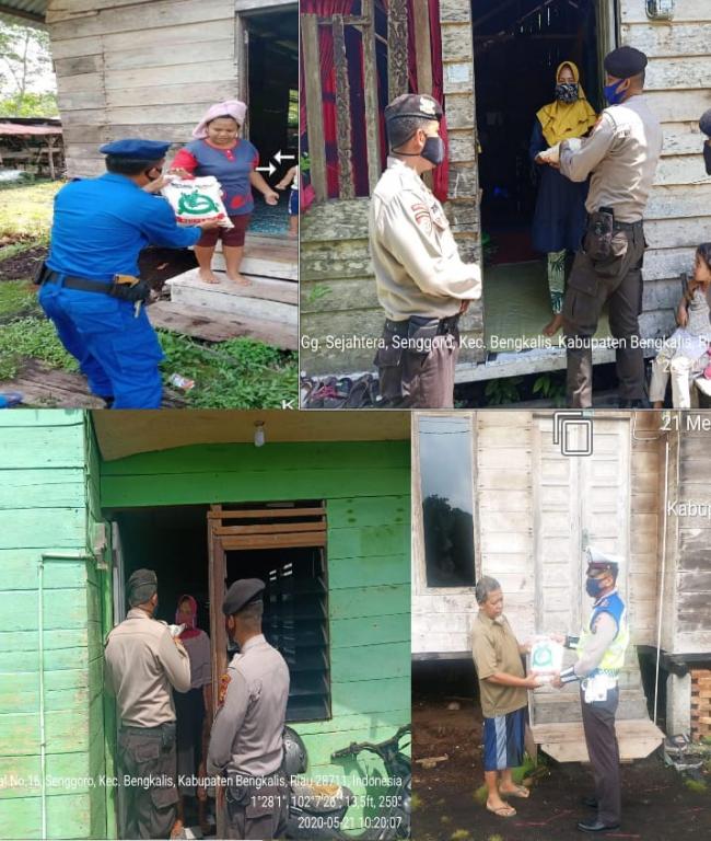 Secara Door To Door Jajaran Polres Bengkalis Membagikan Sembako