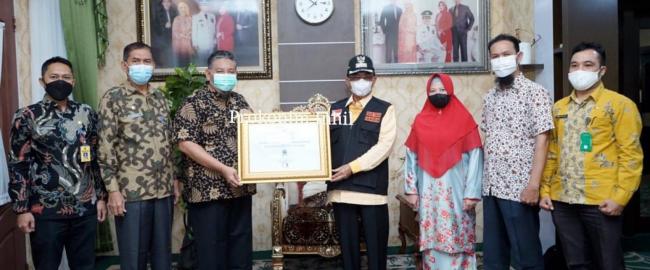 Pemkab Inhil Terima Sertifikat SAKIP Hasil Evaluasi Pelaksanaan RB