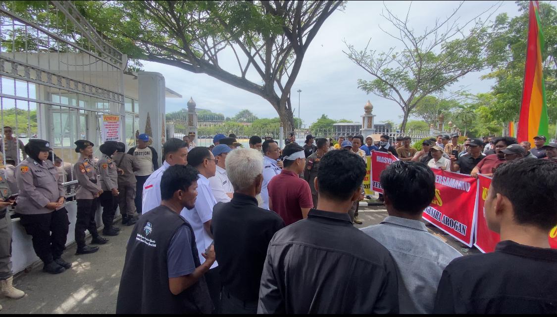 Warga Bangun Jaya Sampaikan Aspirasi Di depan Kantor Bupati