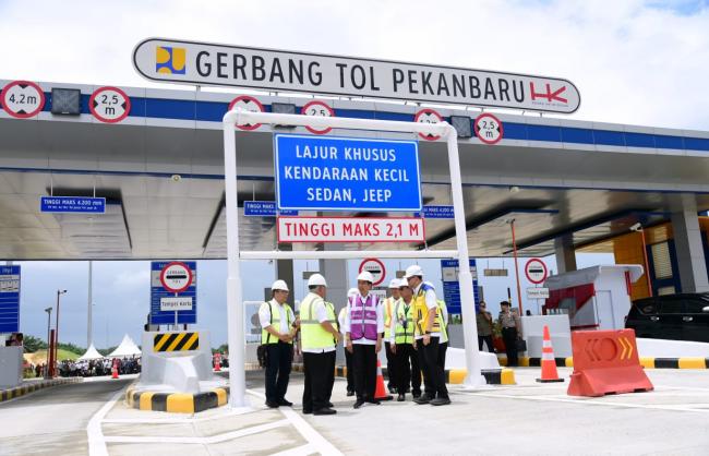 Presiden Jokowi Tinjau Ruas Tol Pekanbaru-Dumai Seksi 1