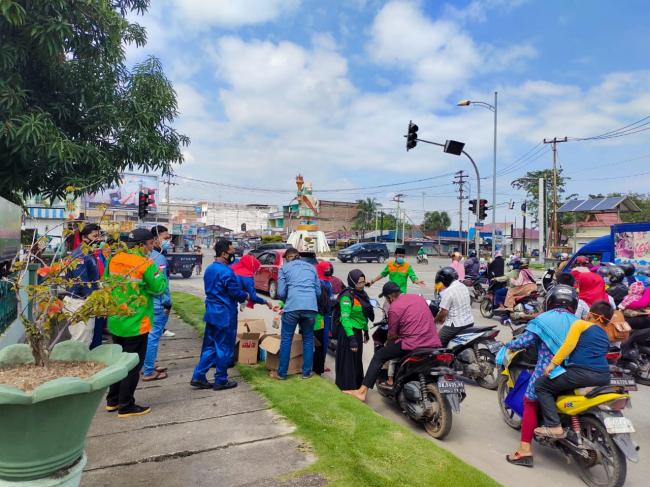 Jumat Berkah, DPC SPRMII Dumai bersama Hotel Sona Berbagi Kepada Masyarakat Kurang Mampu