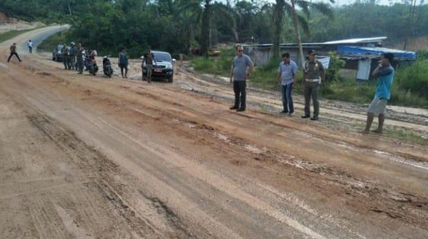 Satpol PP Kampar Tegur Kontraktor akibat jalan Umum Licin penuh dengan Tanah
