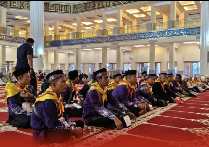 Keberangkatan JCH Kloter 9 asal Rohul, Wabup Syafaruddin Poti Lepas 169 JCH pada Hari Pertama