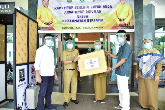 Peduli Tenaga Medis, PKB Bantu APD untuk RSUD dan Puskesmas di Bengkalis