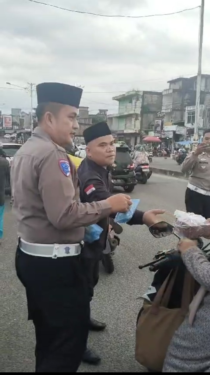 Berkolaborasi Bagi Takjil, Polres Rohul dan SPRI Berbagi Di bulan Suci Ramadhan