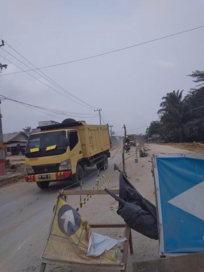 Jalan Lintas Perawang KM 11 yang selama ini rusak sekarang sudah di perbaiki