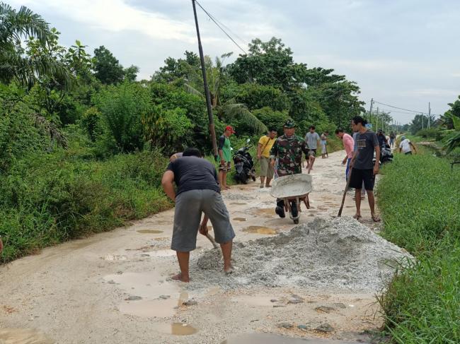 Ajak Warga Binaan Gotong Royong, Babinsa Koramil 05/Sail Melaksanakan Kerja Bhakti Penimbunan Jalam