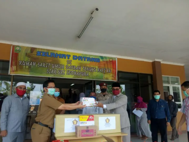 Peduli COVID-19 DPC GERINDRA Siak Serahkan Bantuan untuk Para Medis di RSUD Tengku Rafian