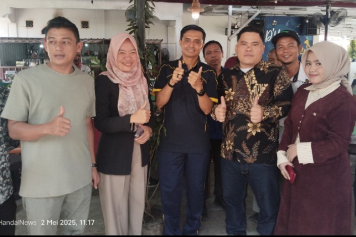 Coffee Morning Bersama Wartawan, Kapolres Rohul Serahkan Bibit Pohon Sebagai Simbol Penghijauan