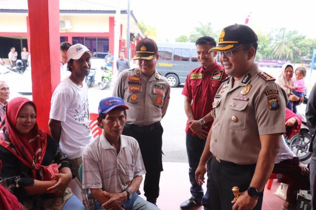 Proses Screening pra Operasi Katarak Oleh Dokkes Polda Kepri Melayu Raya Karimun turut Mendampingi