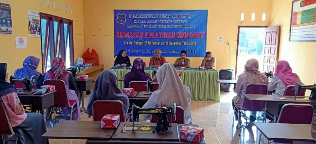 Tim penggerak PKK Desa Adi Jaya, melaksanakan kegiatan pelatihan menjahit