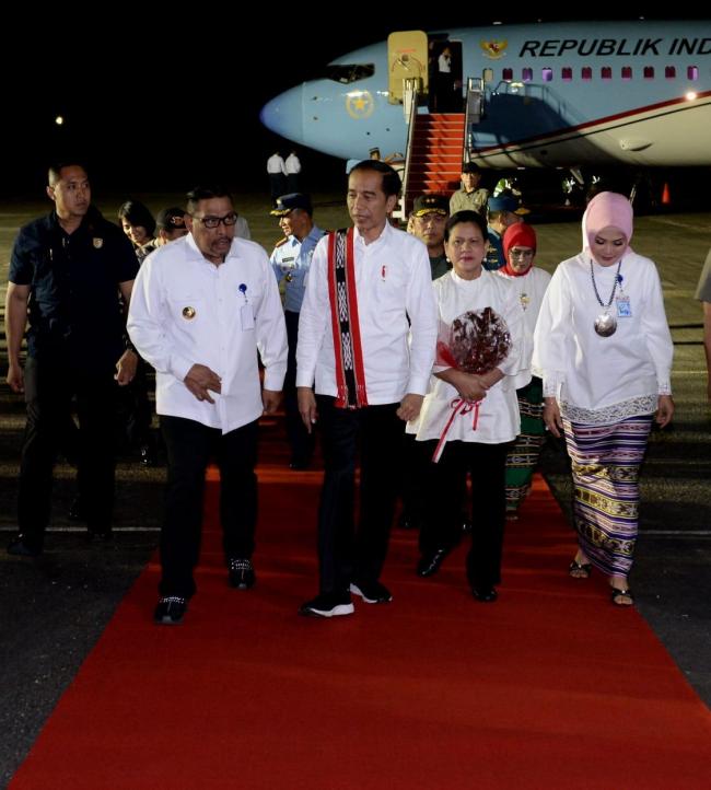 Presiden Jokowi dan Ibu Iriana Tiba di Ambon