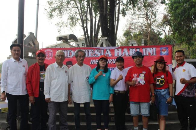 LA NKRI Bersama IHI Bagikan Pin Jokowi Maruf Amin ke Peserta CFD