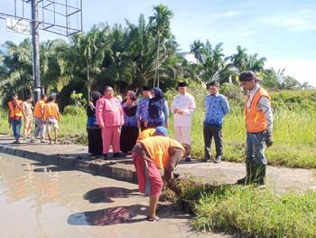 Gubernur Riau Melibatkan Warga Meninjau Kegiatan Padat Karya Di Pekanbaru