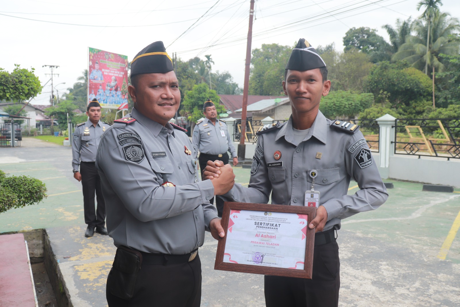 Kalapas Rohul Apresiasi Kinerja Pegawai Dengan Tanda Kenaikan Pangkat