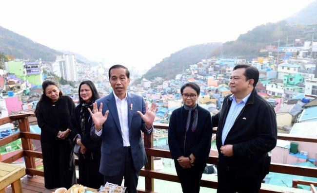 Kunjungi Desa Budaya Gamcheon di Busan, Presiden Jokowi: Bisa Jadi Inspirasi